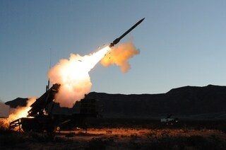 Les Etats-Unis à court de missiles mettent la pression sur leurs fournisseurs d’armement