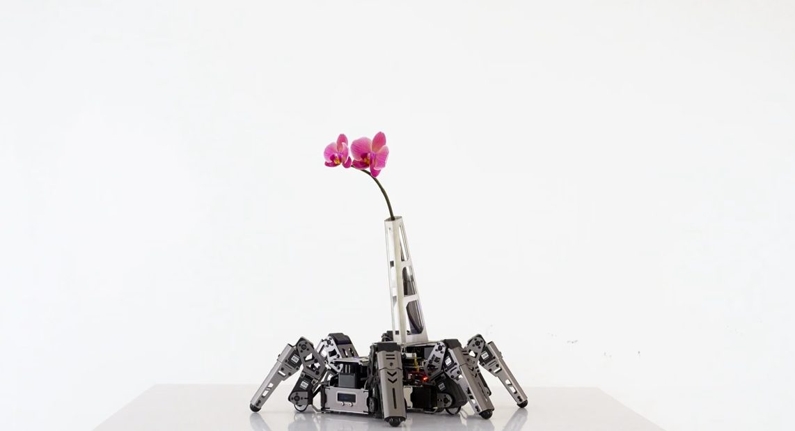 Oczy cię nie mylą, ten robot ze sztuczną inteligencją to wazon na kwiaty