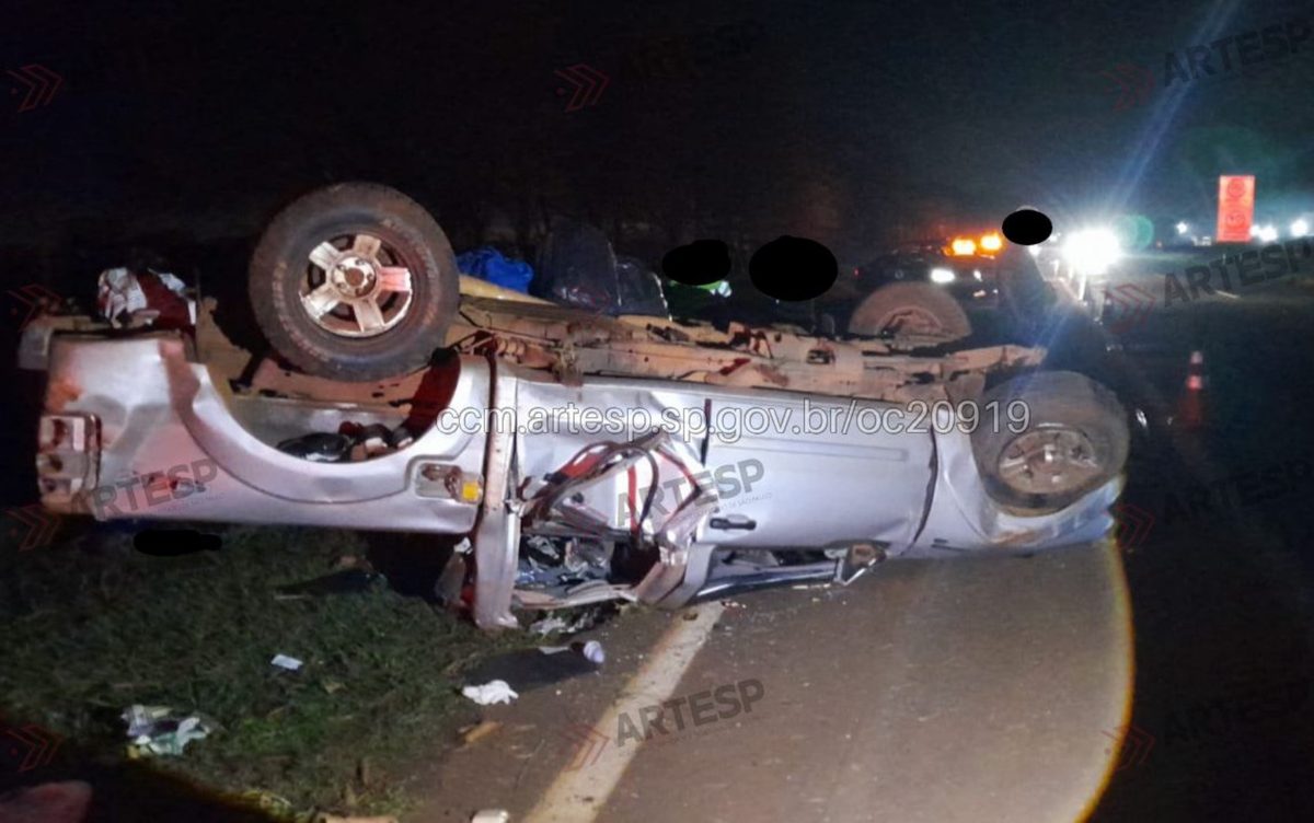 Picape capota em rodovia em Sertãozinho, SP, e deixa um morto e quatro feridos