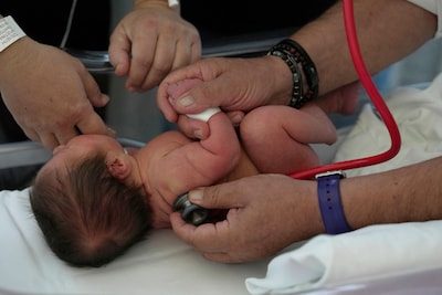 Na de tragische dood van hun zoon (21) krijgt Grieks stel een baby uit een 22 jaar oud embryo