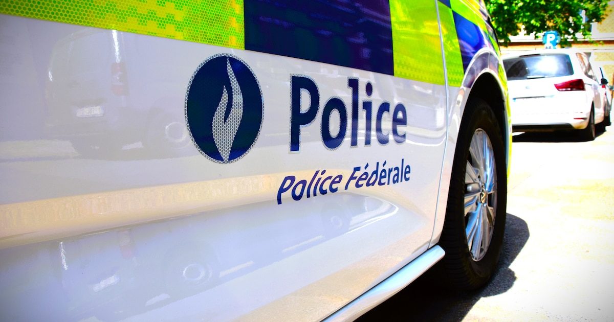 Une assistante sociale de la police se fait passer pour une policière pour poser des questions sur une mère dans le cad…