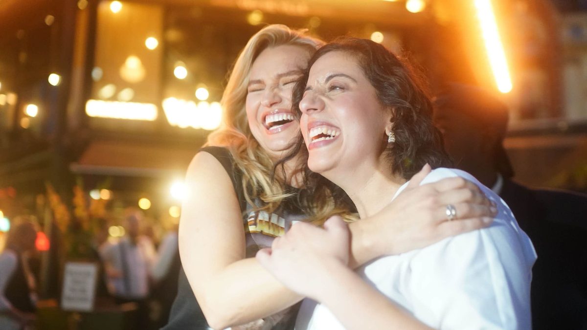 Ebba Busch och Simona Mohamsson serverar öl på bar