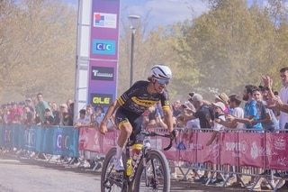 « Décrocher une si belle victoire, c’est incroyable » : à 18 ans, Léo Verrier sacré champion de France junior de gravel