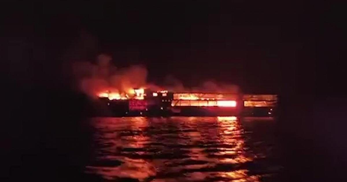 Le fiamme altissime illuminano il mare delle Filippine: strage sul traghetto
