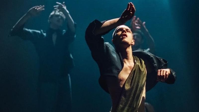 “Chora”, lo scompiglio dei corpi e dei generi. La recensione