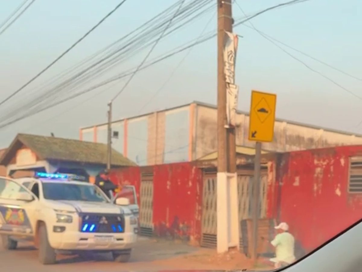 VÍDEO: Homem invade escola, ameaça alunos e funcionários e tenta atirar em policiais no Acre