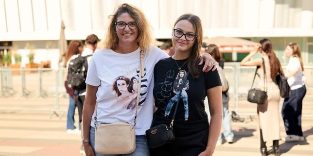 Quelques heures avant le premier concert de Céline Dion, à la Défense, larmes, excitation et impatience chez les fans