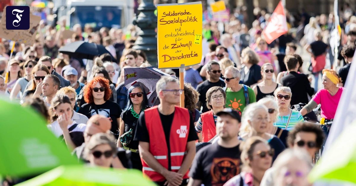 Deutschland-Liveblog: Zehntausende Menschen demonstrieren bundesweit gegen Rechtsextremismus und die AfD