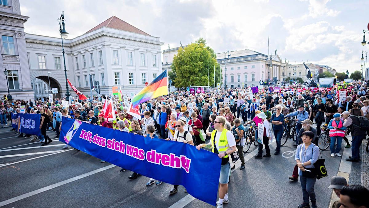 Zehntausende demonstrieren in Berlin, München und Düsseldorf gegen Rechtsextremismus