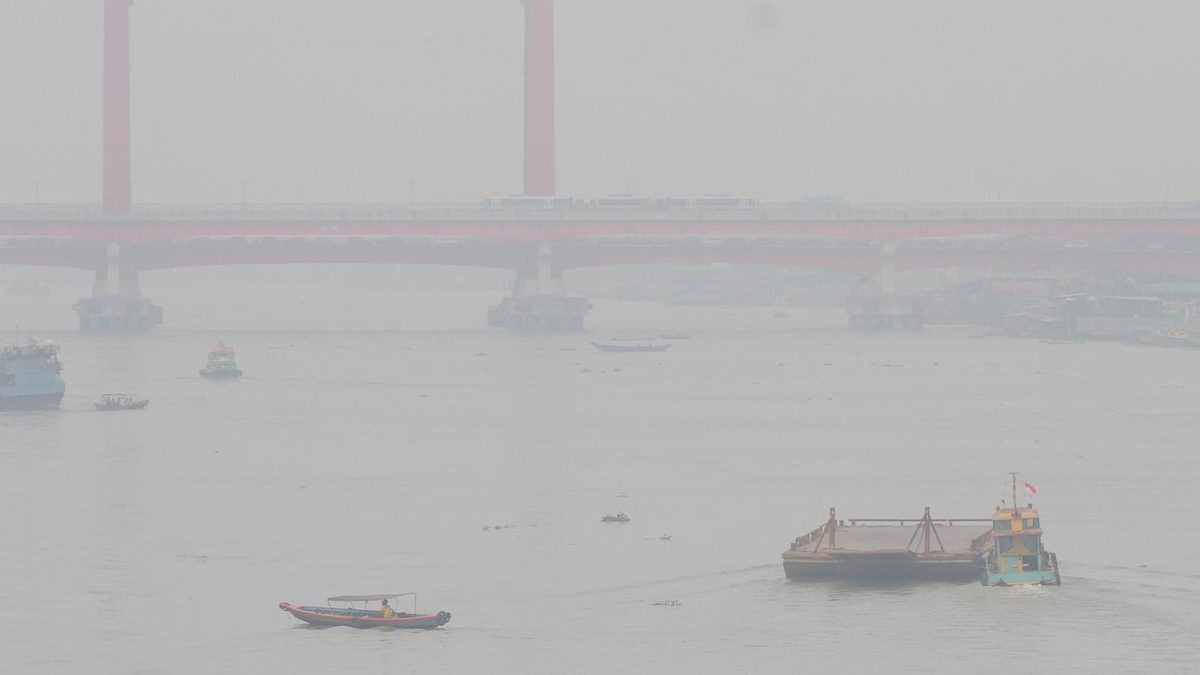 More schools close in Indonesia due to worsening haze from forest fires