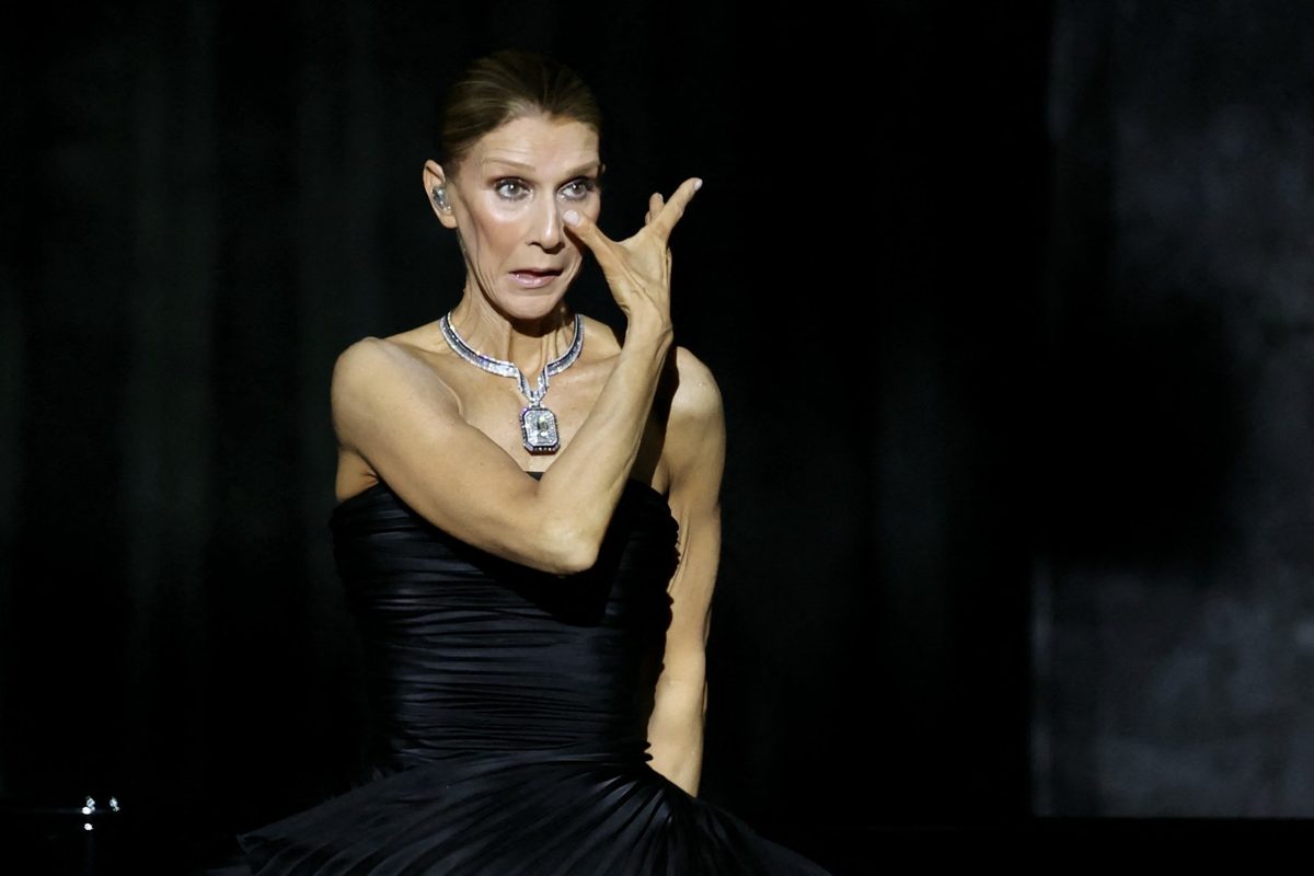 Céline Dion maakt emotionele rentree tijdens show in Parijs