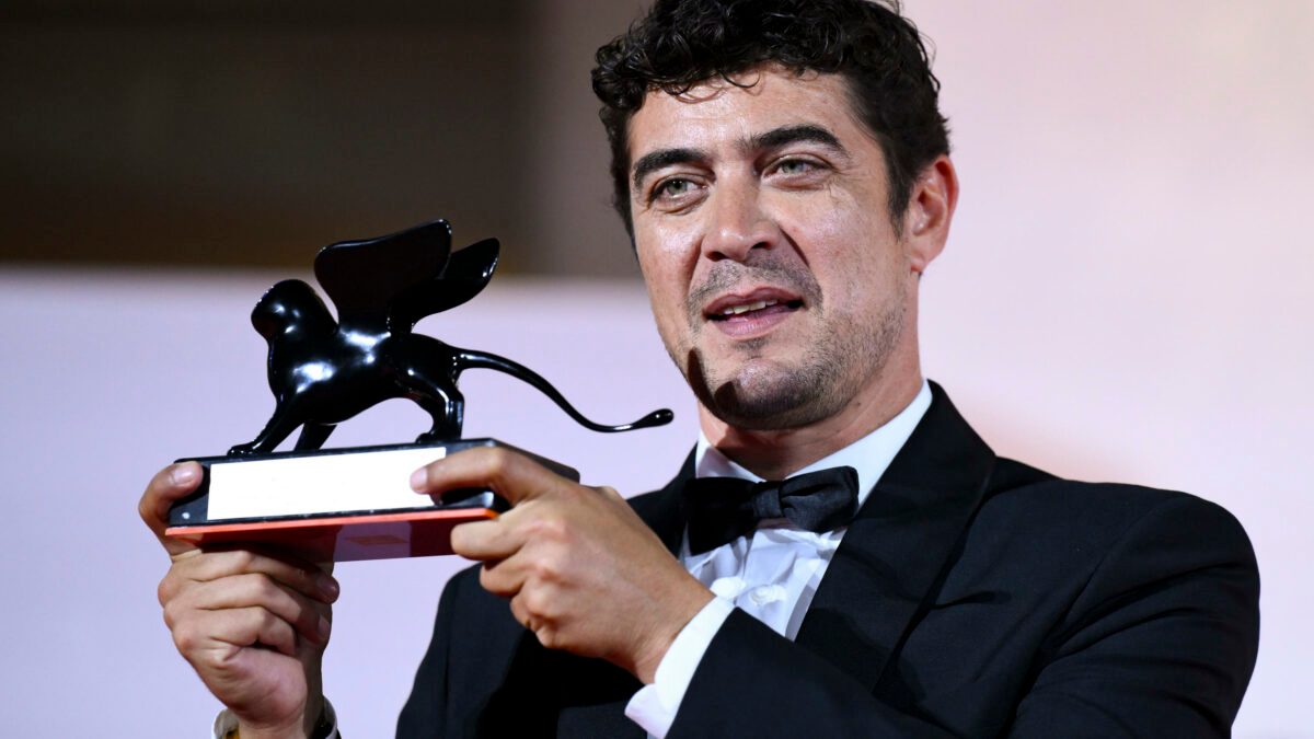 “Dedico questo premio a tutti i papà del mondo, anche al mio e a mia madre”, a Riccardo Scamarcio il premio Orizzonti c…