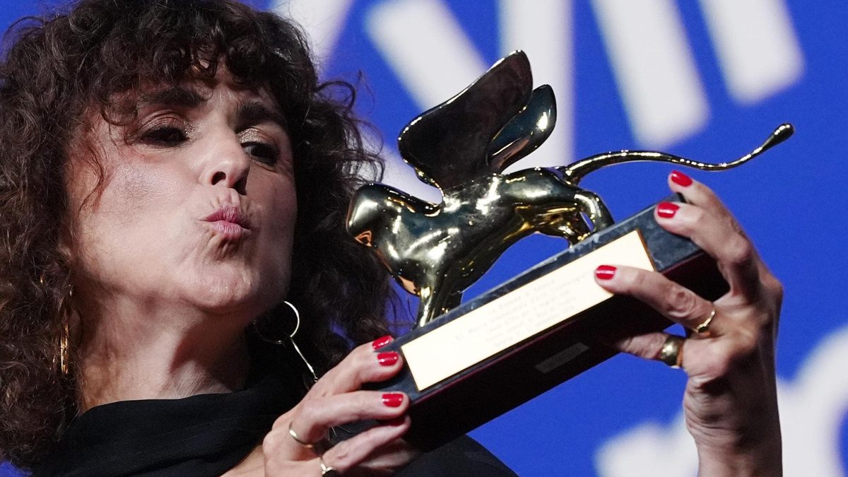 Mostra del cinema di Venezia 2026, la cerimonia. Sul tappeto rosso: Scamarcio e i registi di “Naza”