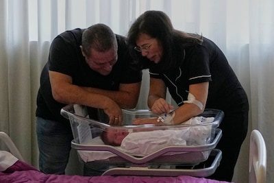 Griekse vrouw (54) bevalt van kind uit 22 jaar oud embryo nadat 21-jarige zoon sterft bij ongeval