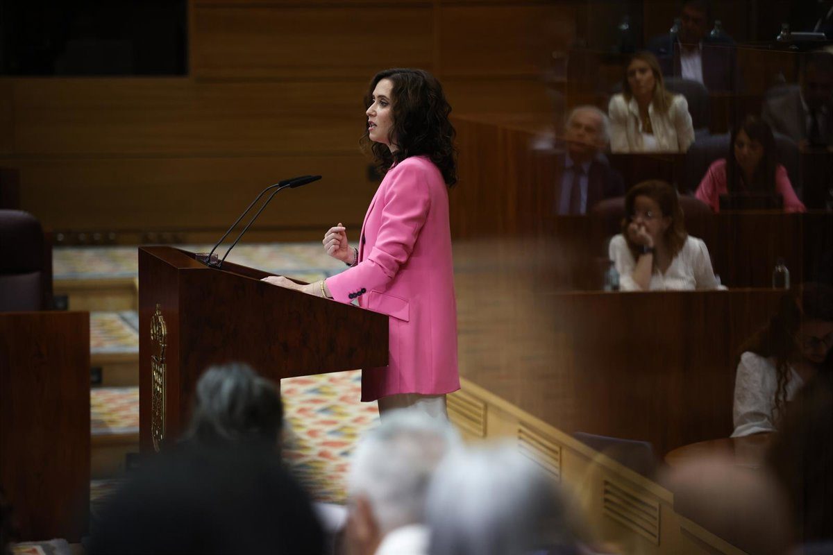 Ayuso hace 'examen' de su gestión en el DER con 100 anuncios, sin mención al ático y el foco en la "crisis nacional"