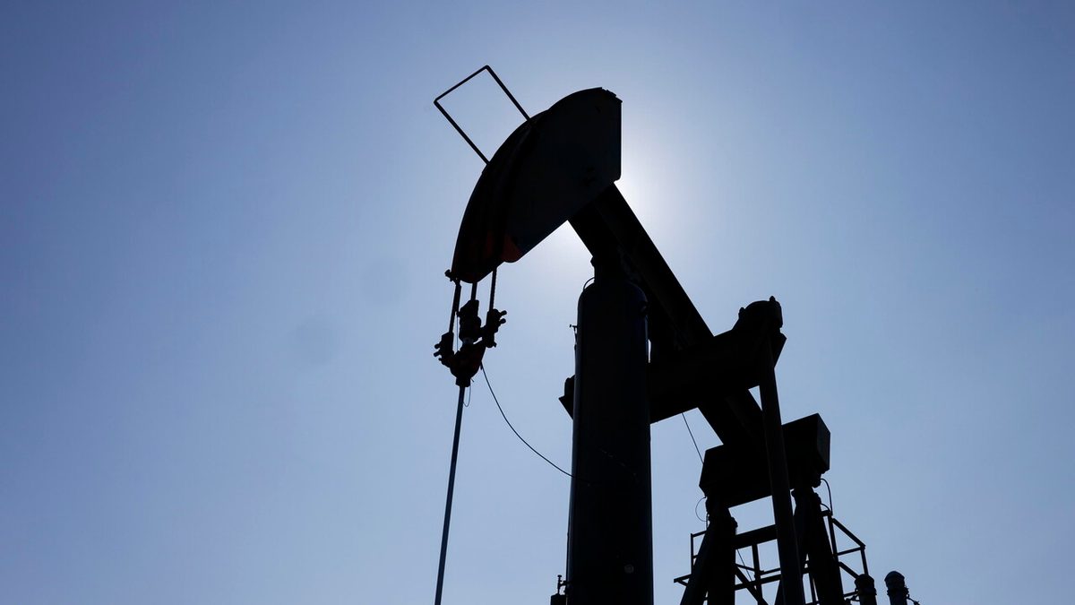 Produzione saudita crolla ai minimi dal 1990, Brent vicino a 105 dollari