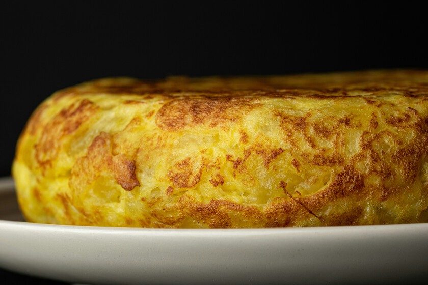 La pregunta no es si la tortilla debe o no llevar cebolla, sino por qué seguimos debatiéndolo en 2026: el 71% ya opina…