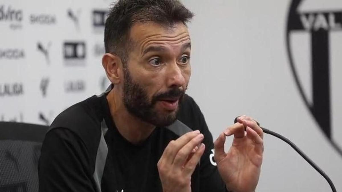 ¿El Valencia CF fichará un delantero libre por la lesión de Sadiq? Corberán contesta
