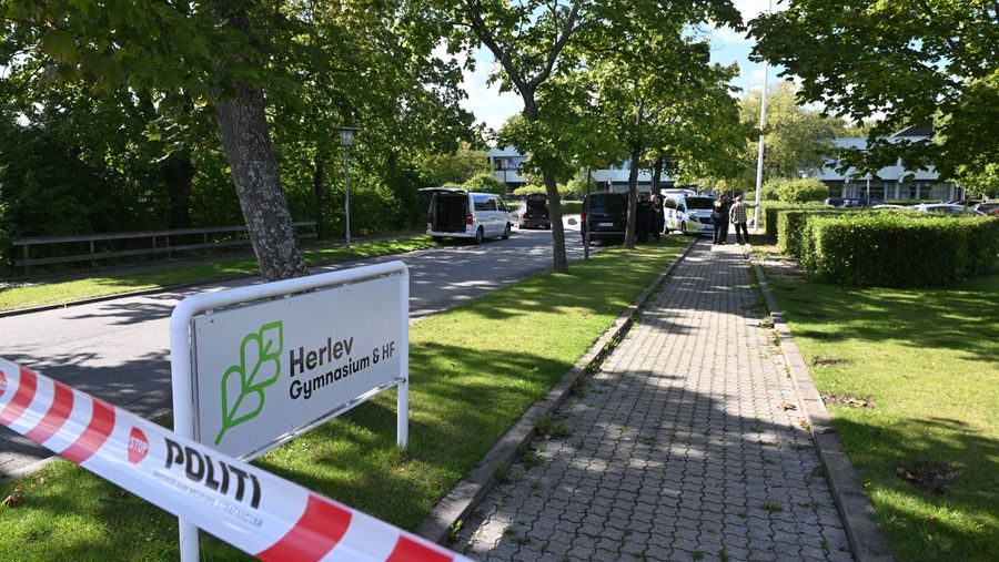 Politiaktion ved gymnasium: Person kørt til hospitalet