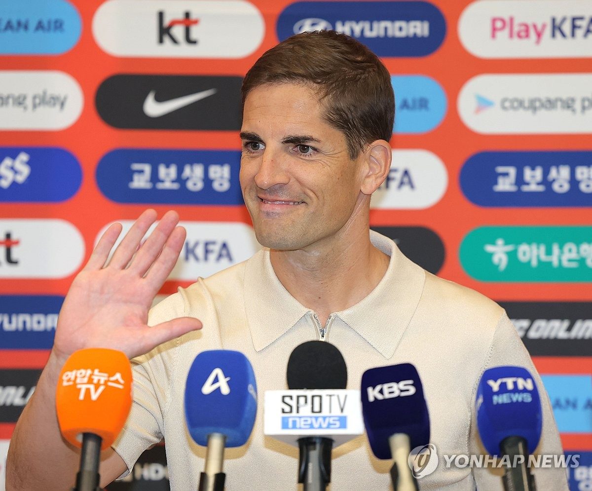 모레노 축구 감독, 입국 첫 일성 "태극전사를 더욱 자랑스럽게!"