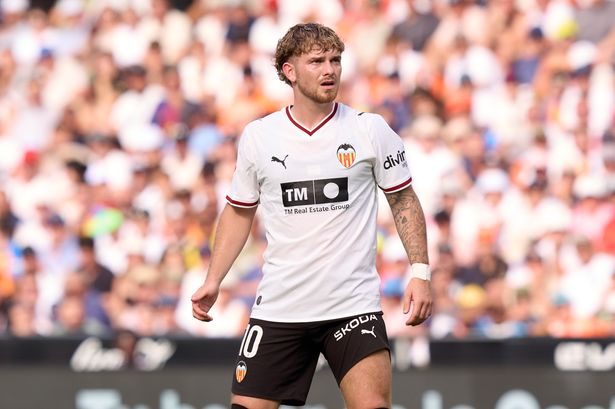 Liverpool news: Harvey Elliott faces new Valencia nightmare as star drops fresh transfer hint