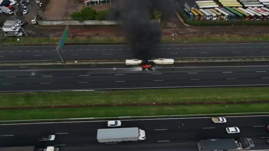 Caminhão-tanque carregado de etanol pega fogo na Rodovia Anhanguera, em Sumaré