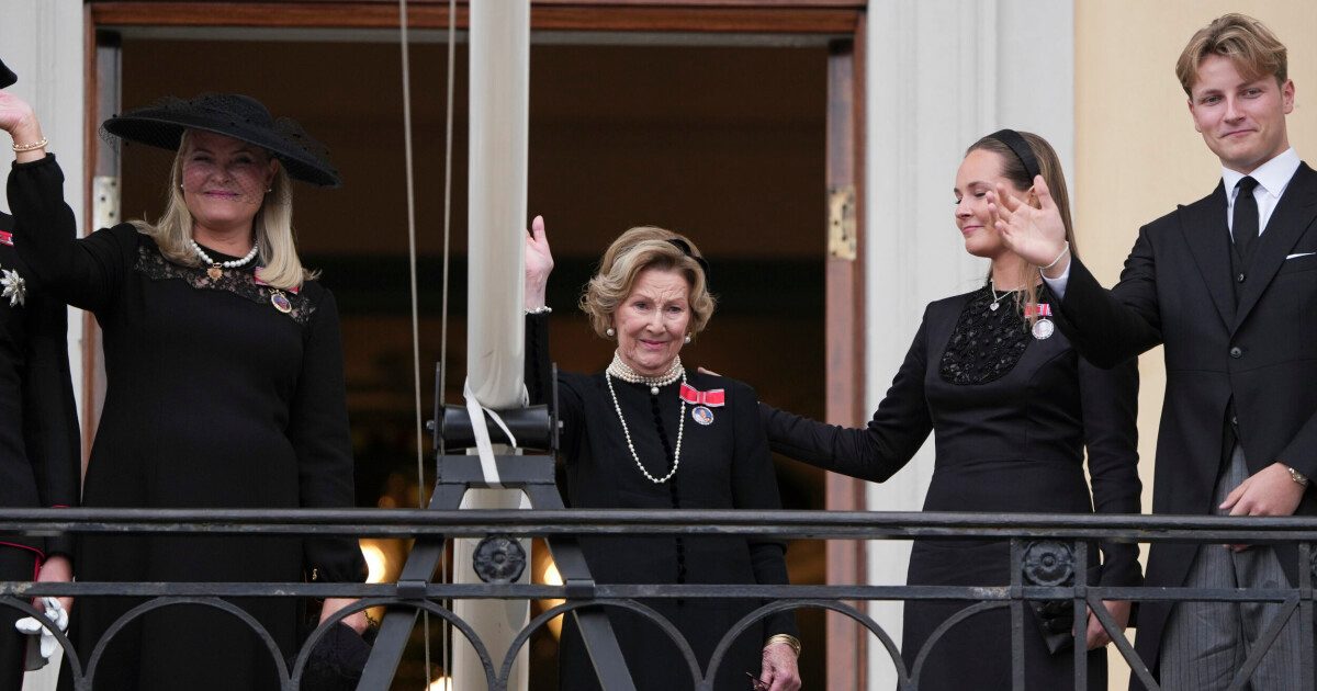 Kongefamilien møter folket