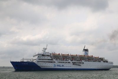 Naufrage d’un ferry indonésien: au moins un mort, 102 personnes secourues