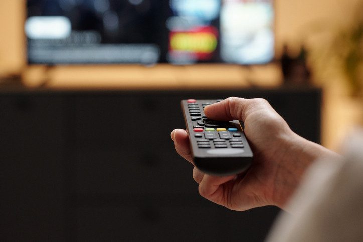 Akıllı TV’lerde gizli tehlike: Kapalıyken bile sizi dinliyor ve ev ağınızı tarıyor! Uzman isimden korunmanın 5 kritik y…