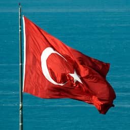 Turkse politie arresteert Brit voor spugen op nationale vlag