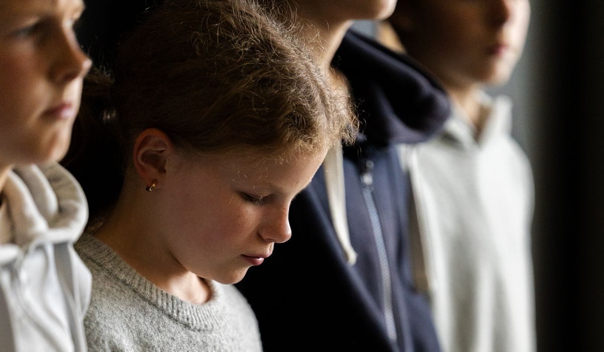 Gabriella (12) sto musestille og så i gulvet