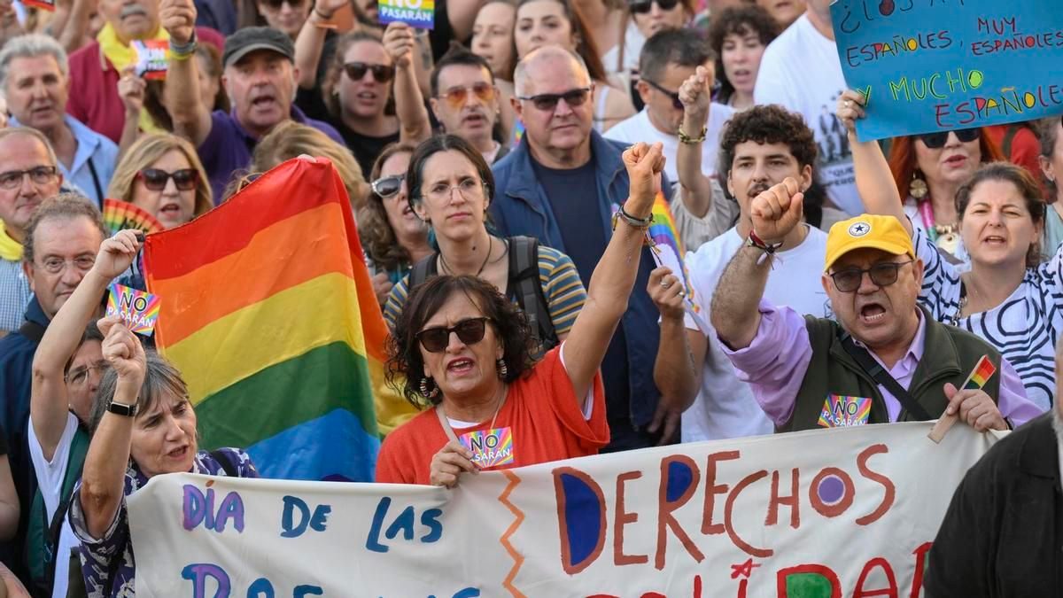 Protesta multitudinaria tras la agresión fascista en las fiestas de Oviedo: "No pasarán"