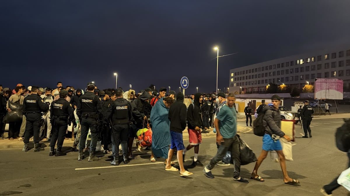 Última hora de la entrada de inmigrantes a Ceuta, en directo | La policía traslada a cientos de migrantes a una nueva i…