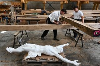 « C’est une fierté pour tous nos bénévoles » : ils fabriquent la croix pour la veillée des jeunes avec le pape Léon XIV