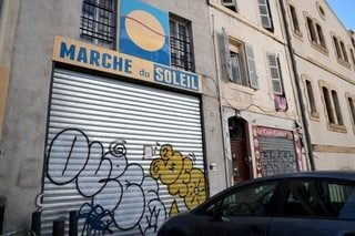 Un incendie en cours au marché du Soleil de Marseille, condamné à la fermeture pour la vente de contrefaçons