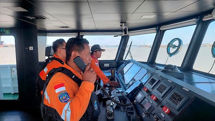 Indonesiske myndigheder leder efter passagerskib med mindst 240 ombord