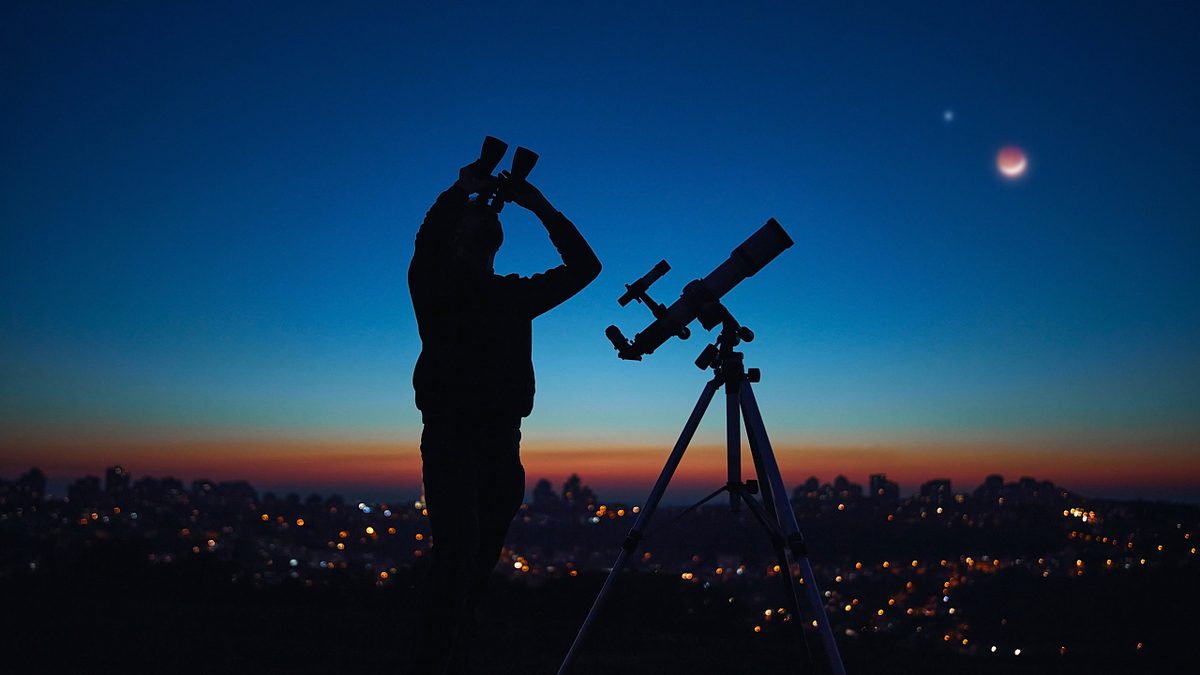 Astronomie mit dem Fernglas: Unsere Nachbarin, die Andromedagalaxie
