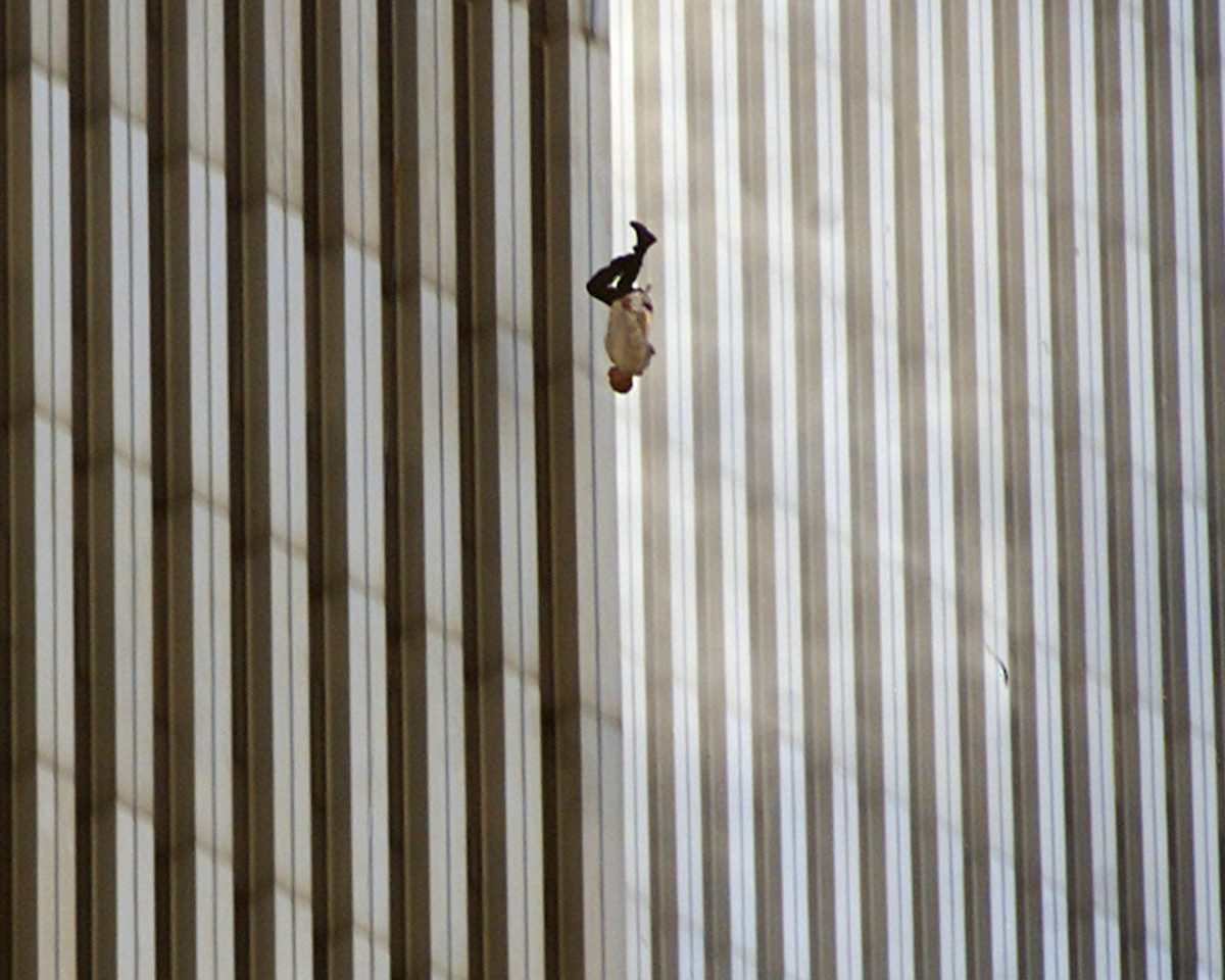 Zus van wereldberoemde 'Falling Man' doet 25 jaar na aanslagen 9/11 haar verhaal