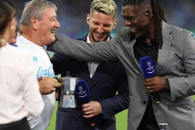 “Ga je mijn vriend Dries beledigen?”: Mertens trommelt iconische koffieman op bij debuut als tv-ana­list, maar daar is…