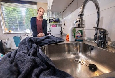‘Het spoot er letterlijk uit’: Valerie en haar zieke dochter zitten al twee weken in het rioolwater