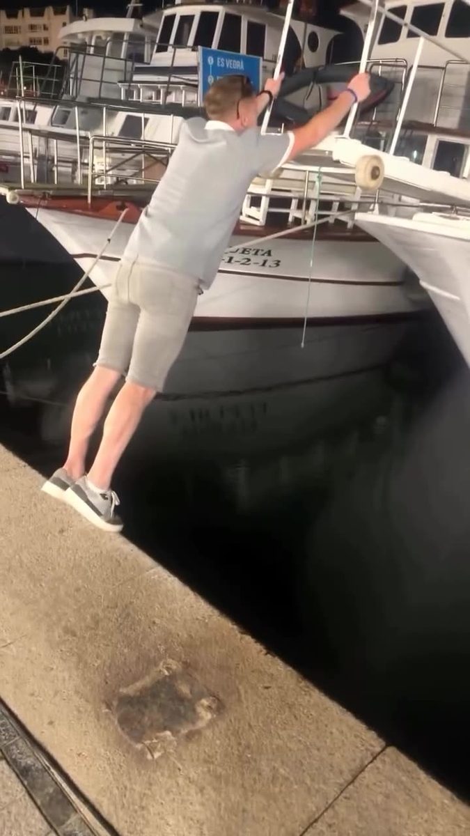Bro out here sinking ladders 🪜😂