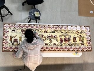 Cette créatrice anglaise confectionne une Tapisserie de Bayeux de 2 mètres avec du beurre et des confitures de Normandie