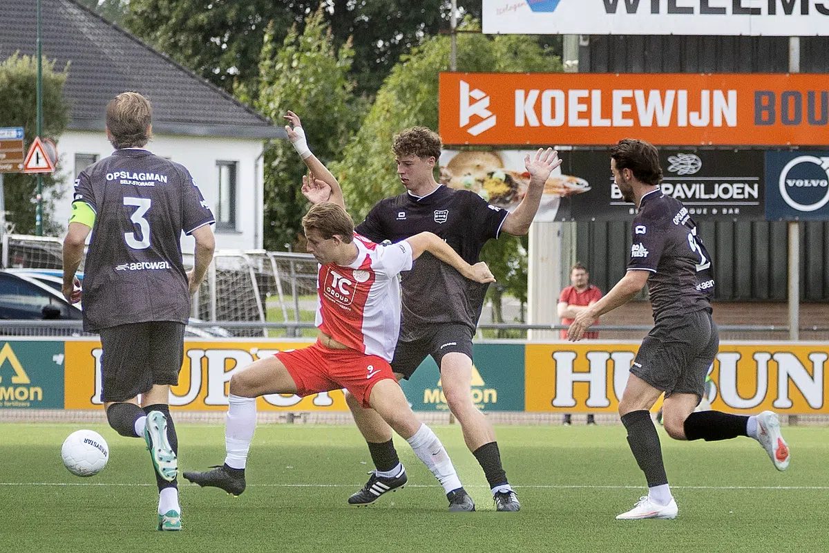 Oud-spits Van Beukering ontslagen na vechtpartij bij amateurwedstrijd