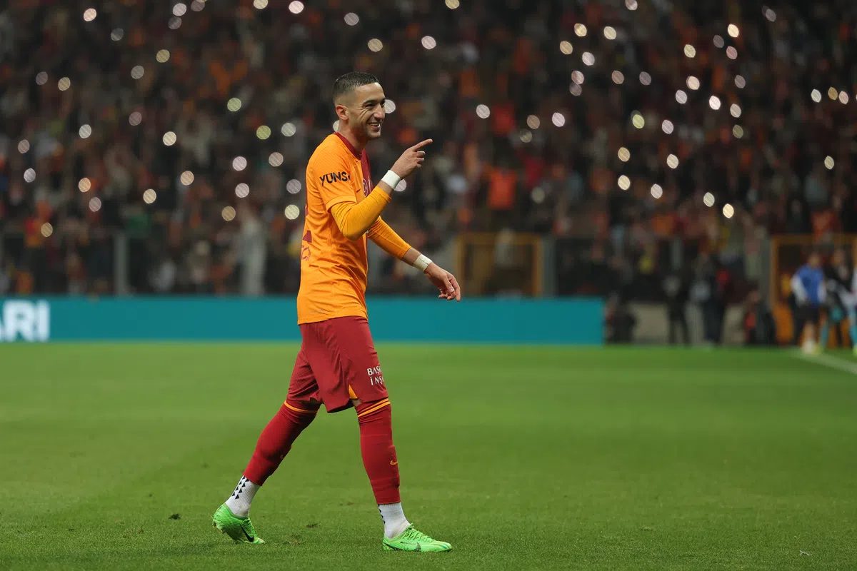 Supporters gaan uit hun dak bij officiële presentatie van Ziyech