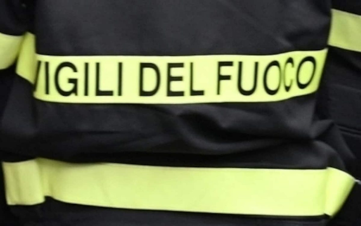 Milano, incendio in un capannone a Pero: distrutte auto di pregio