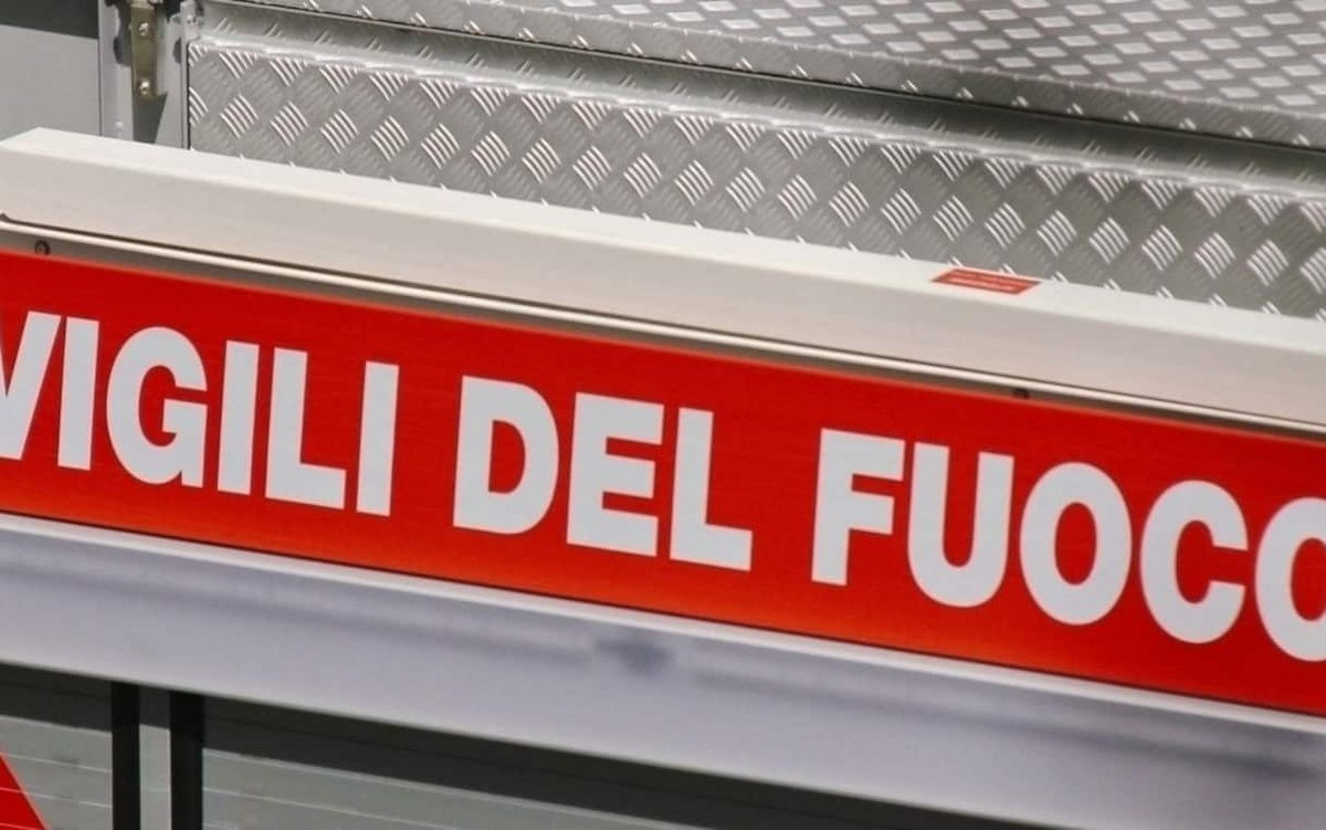 Vasto incendio a Positano, frana sulla statale Amalfitana: in azione anche mezzi aerei