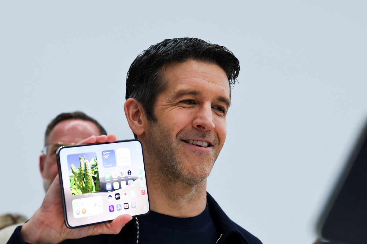 Tech stocks today: Apple debuts foldable iPhone Duo, AI researchers issue fresh warnings