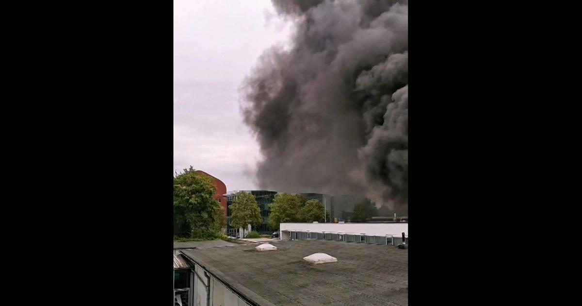 Auto elettrica si incendia: enorme colonna di fumo a Düsseldorf dall'officina Volkswagen