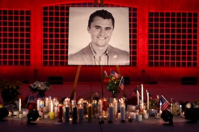 Een jaar na de moord op Charlie Kirk: als verdediger van vrije meningsuiting, doen zijn tegenstanders hem verder leven…