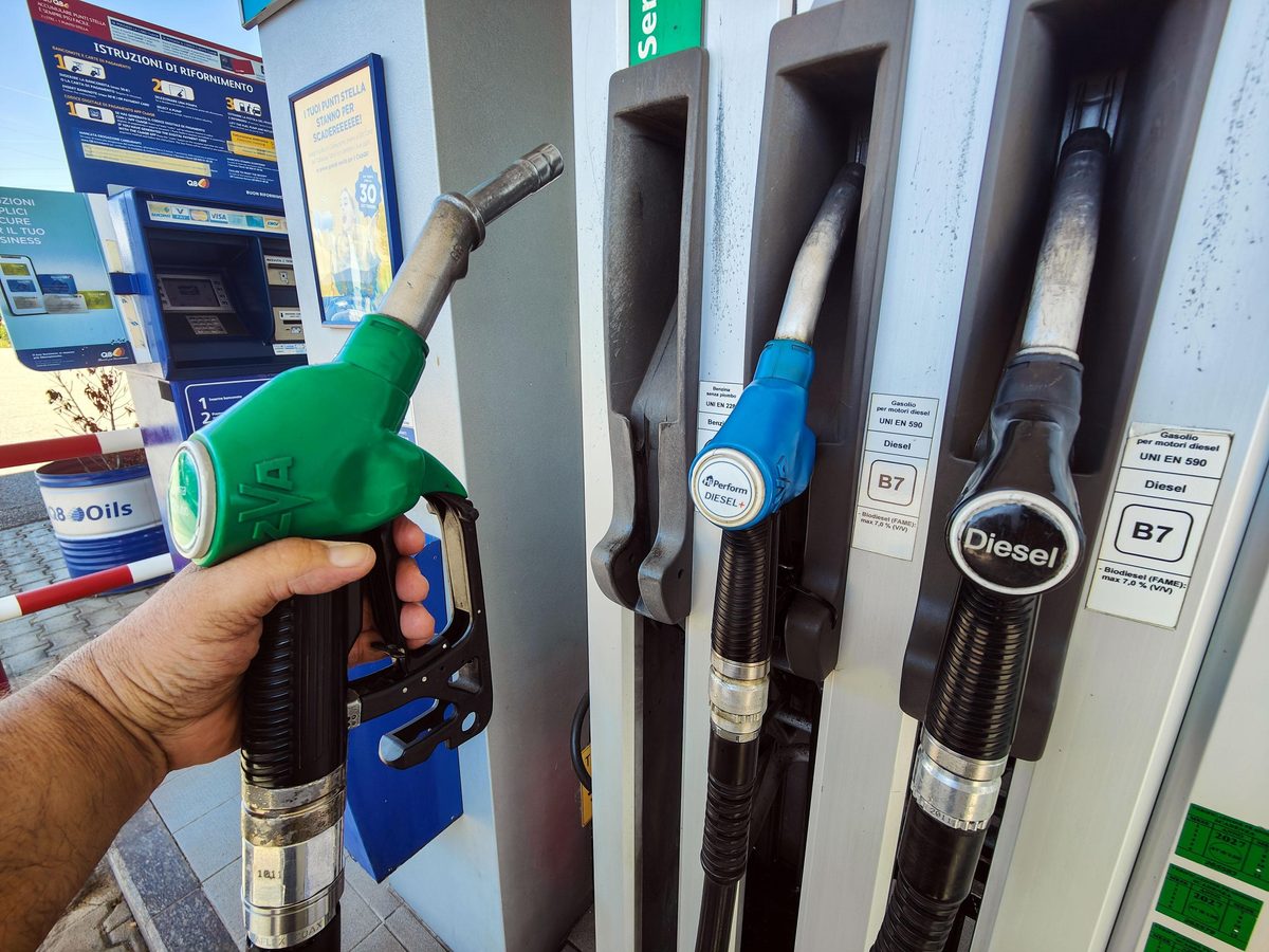 Caro carburanti, il governo lavora all’ipotesi buono benzina: una tantum da 100 euro